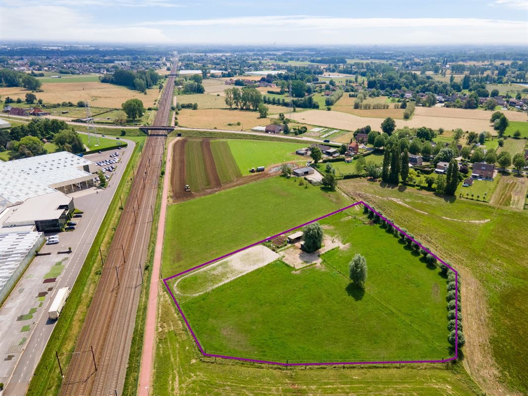 Prachtige paardenweide met stallen en piste