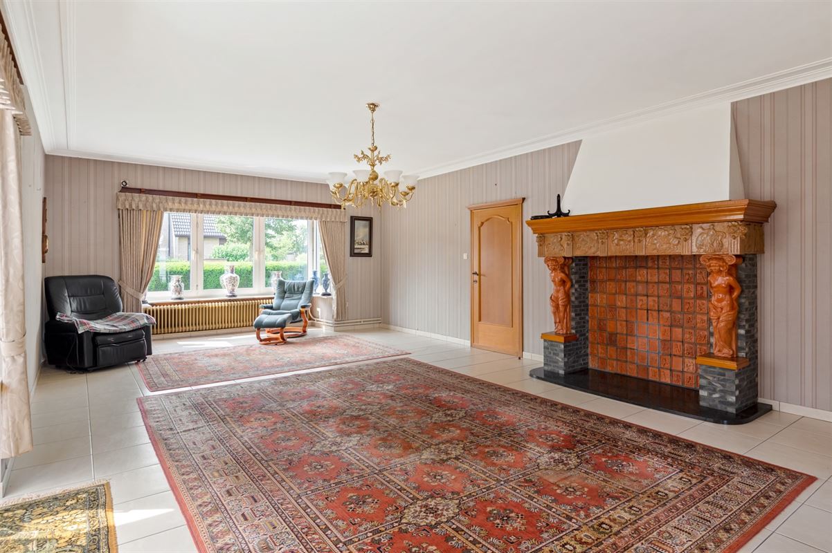 Te renoveren ruime open bebouwing in een rustige straat