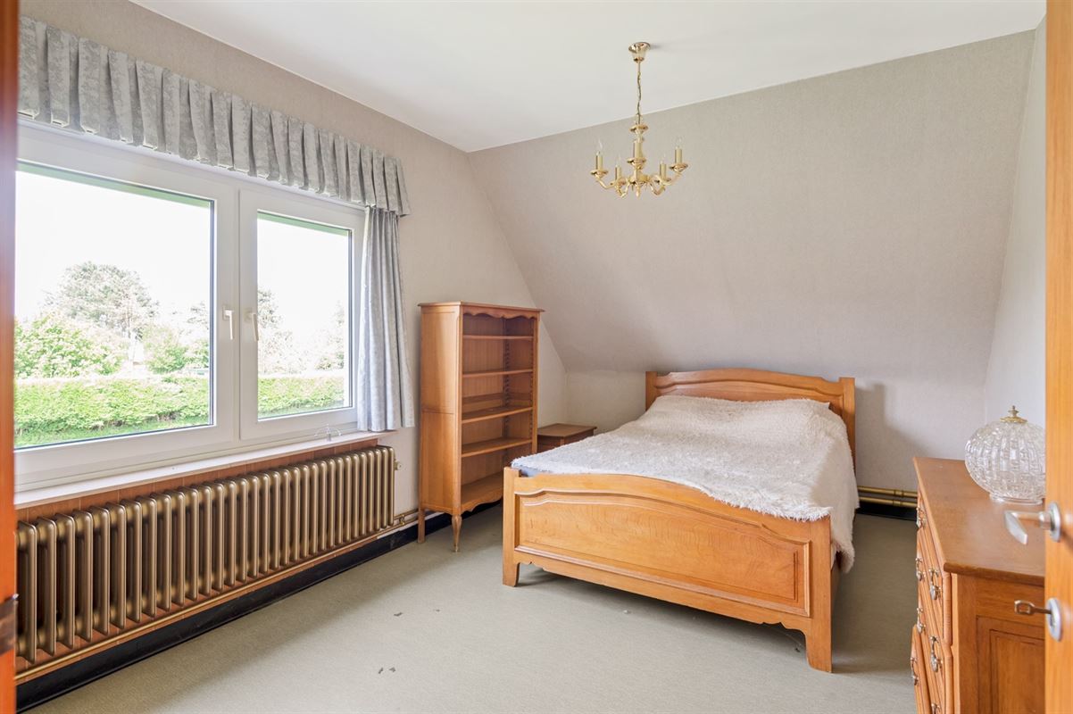 Te renoveren ruime open bebouwing in een rustige straat