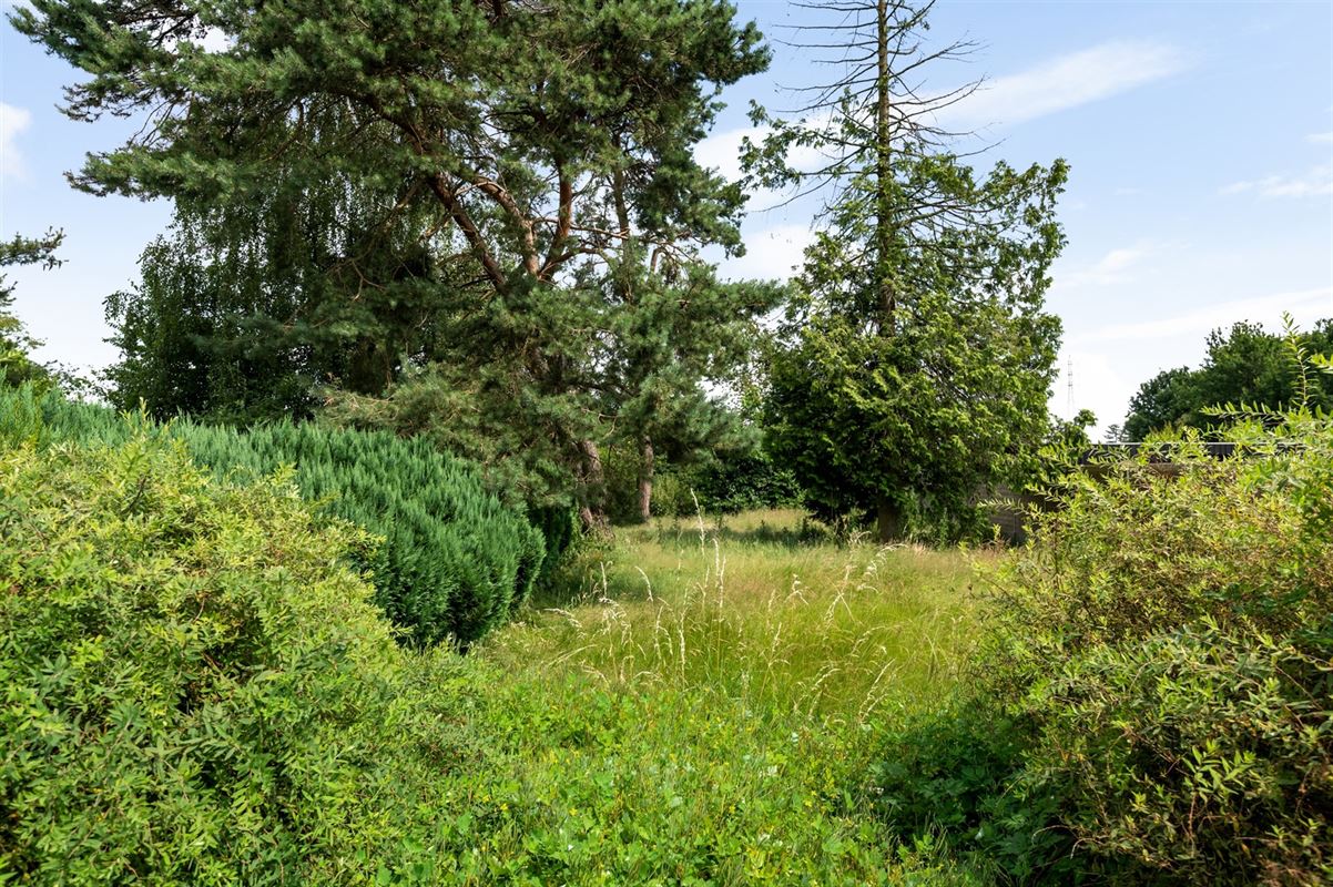 Te renoveren ruime open bebouwing in een rustige straat
