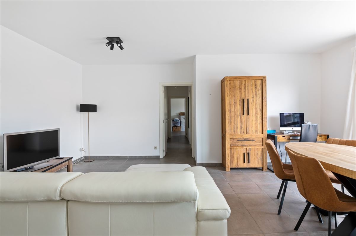 Ruim appartement met 3 slaapkamers, groot terras en dubbele carport