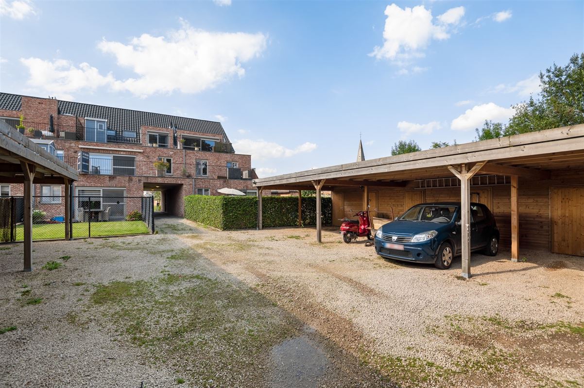 Ruim appartement met 3 slaapkamers, groot terras en dubbele carport