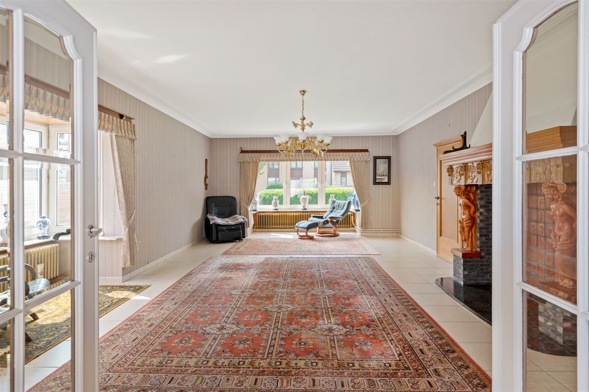 Te renoveren ruime open bebouwing in een rustige straat