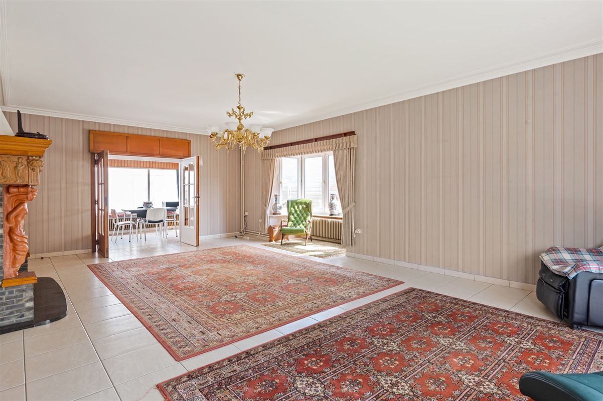 Te renoveren ruime open bebouwing in een rustige straat