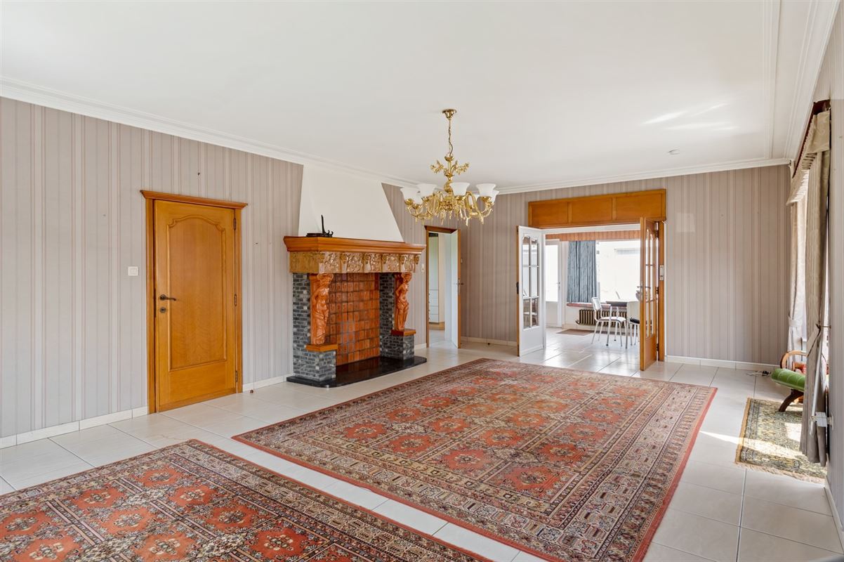 Te renoveren ruime open bebouwing in een rustige straat