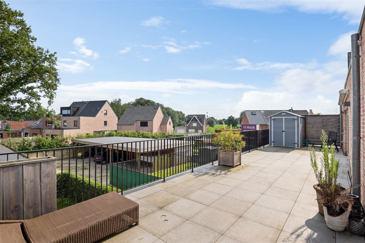 Ruim appartement met 3 slaapkamers, groot terras en dubbele carport