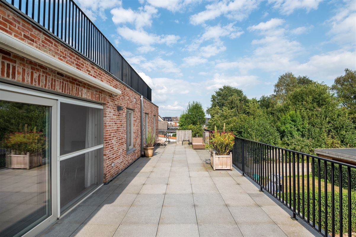 Ruim appartement met 3 slaapkamers, groot terras en dubbele carport