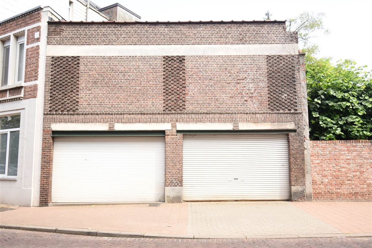 Ruim handelspand met woonst en garage(s) in het centrum van Lier