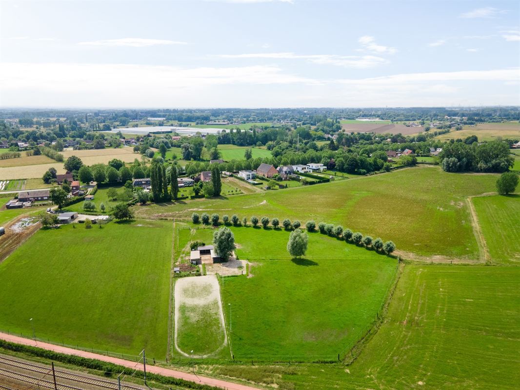 Prachtige paardenweide met stallen en piste