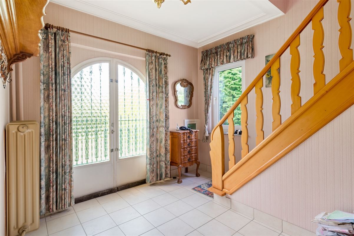 Te renoveren ruime open bebouwing in een rustige straat