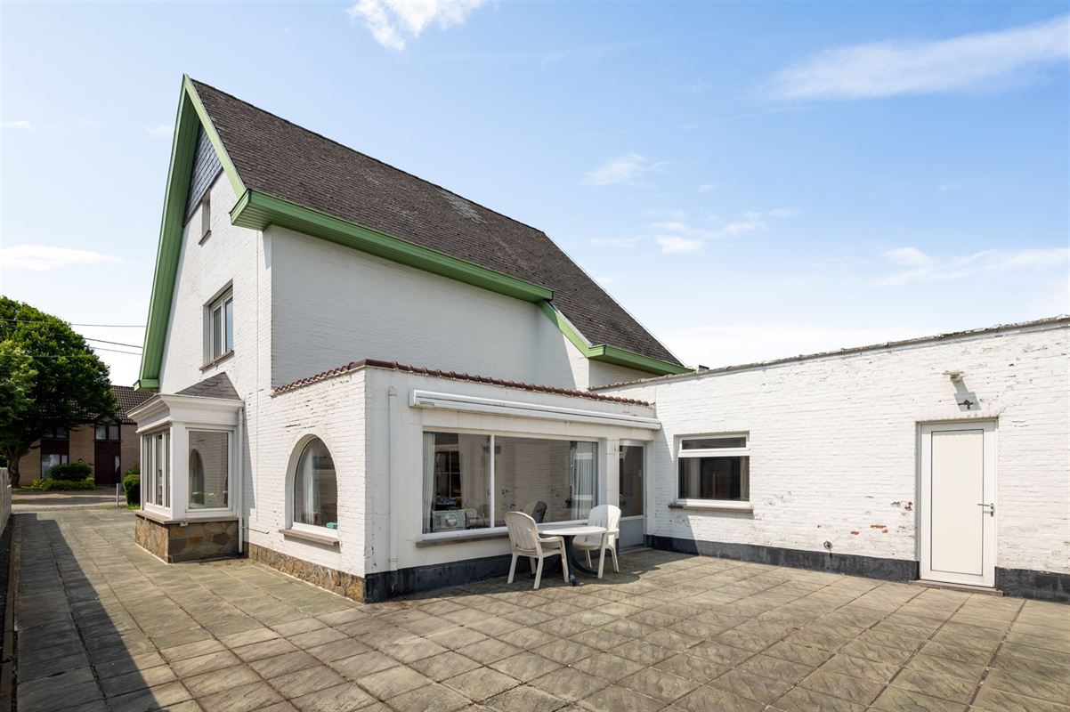 Te renoveren ruime open bebouwing in een rustige straat