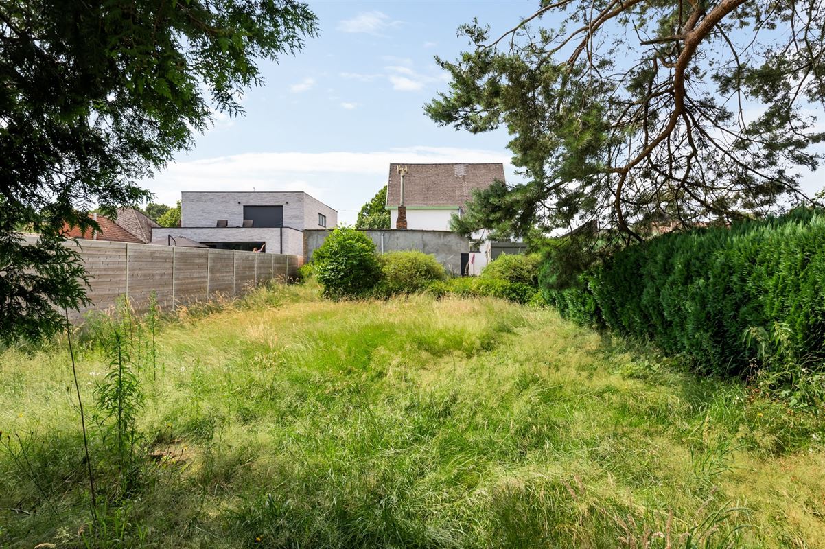 Te renoveren ruime open bebouwing in een rustige straat