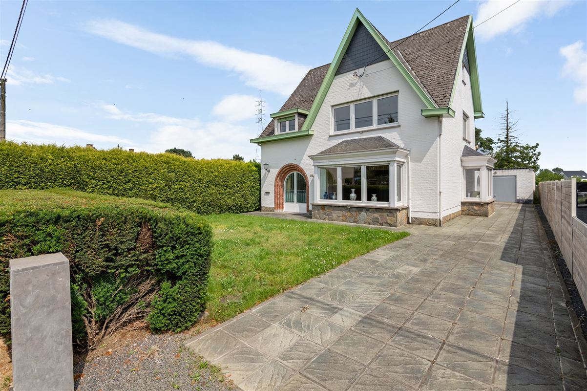 Te renoveren ruime open bebouwing in een rustige straat