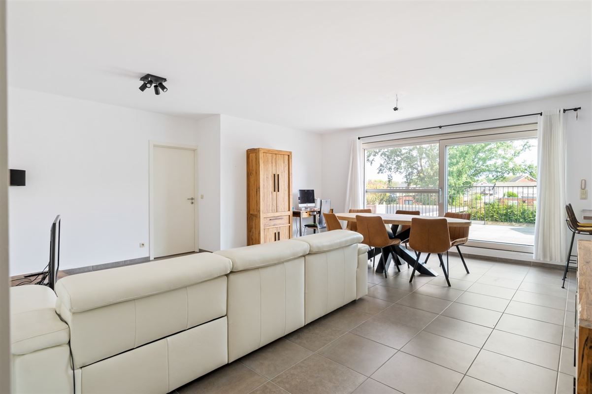 Ruim appartement met 3 slaapkamers, groot terras en dubbele carport