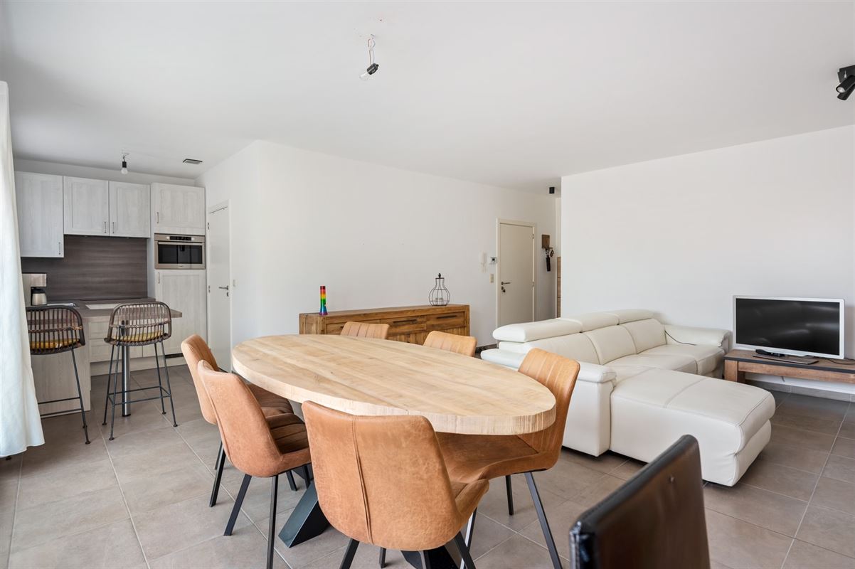 Ruim appartement met 3 slaapkamers, groot terras en dubbele carport