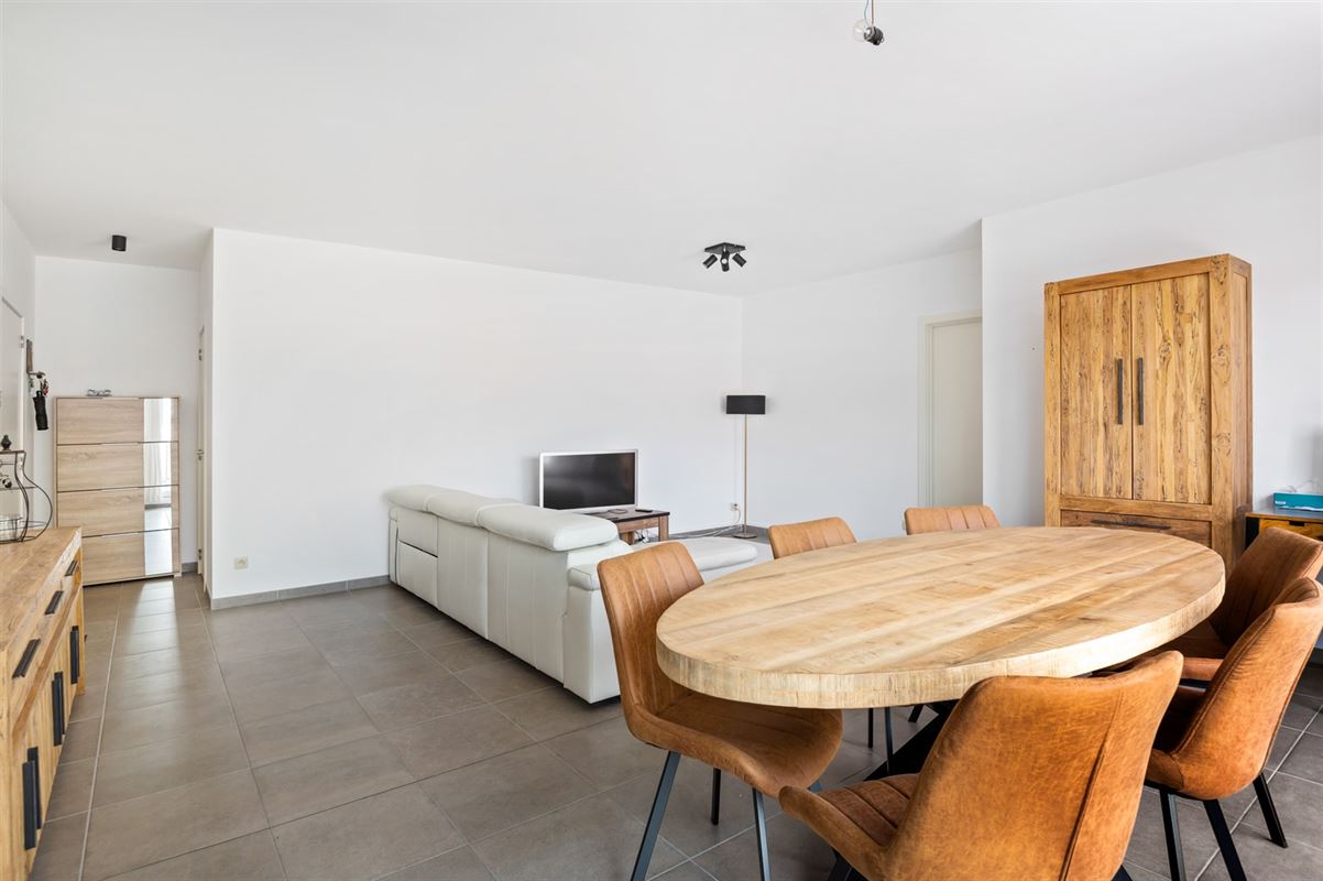 Ruim appartement met 3 slaapkamers, groot terras en dubbele carport