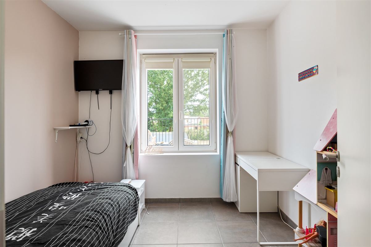 Ruim appartement met 3 slaapkamers, groot terras en dubbele carport