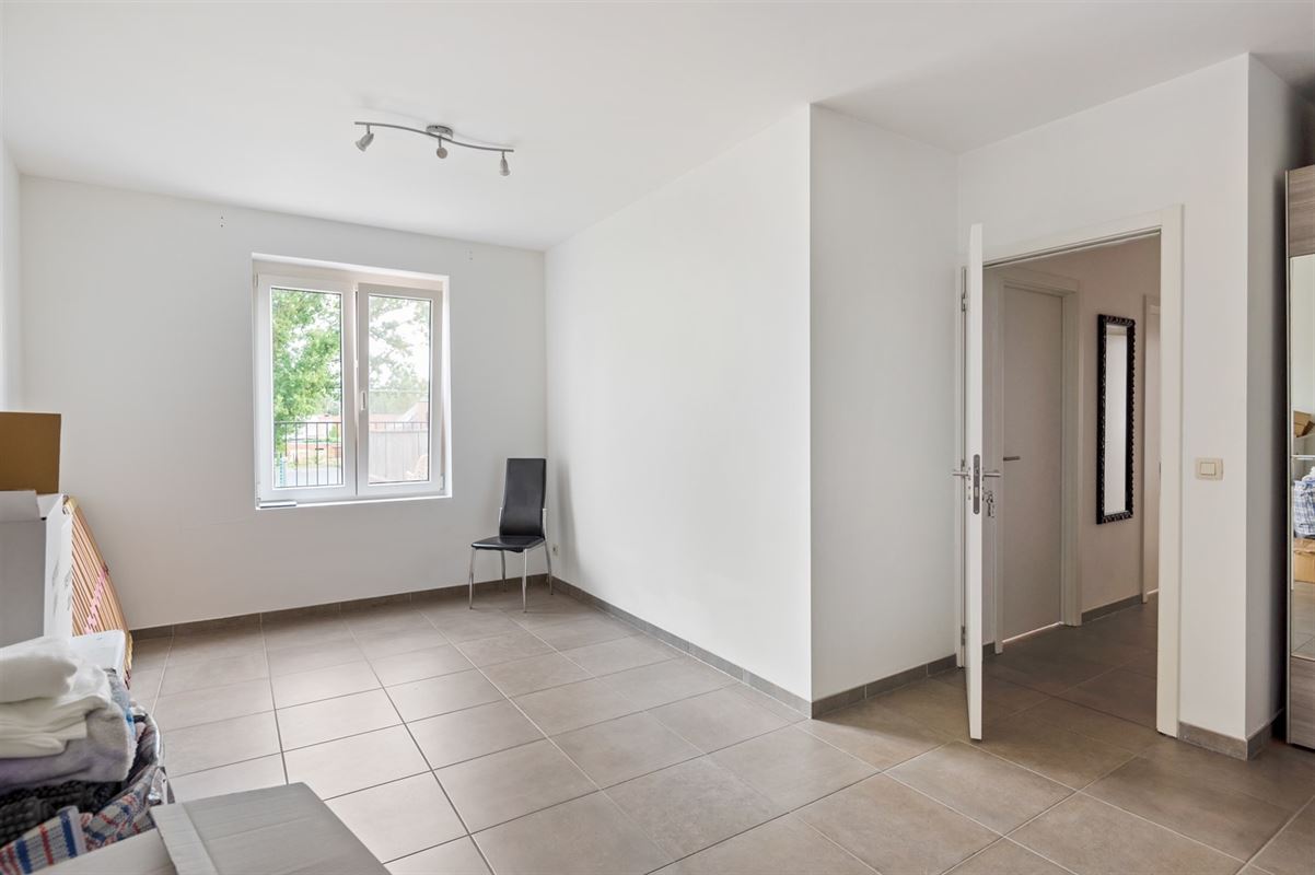 Ruim appartement met 3 slaapkamers, groot terras en dubbele carport