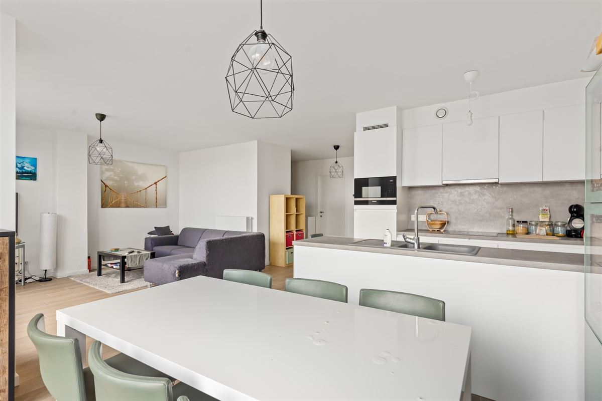 Appartement met 2 slaapkamers, ruim terras + autostaanplaats