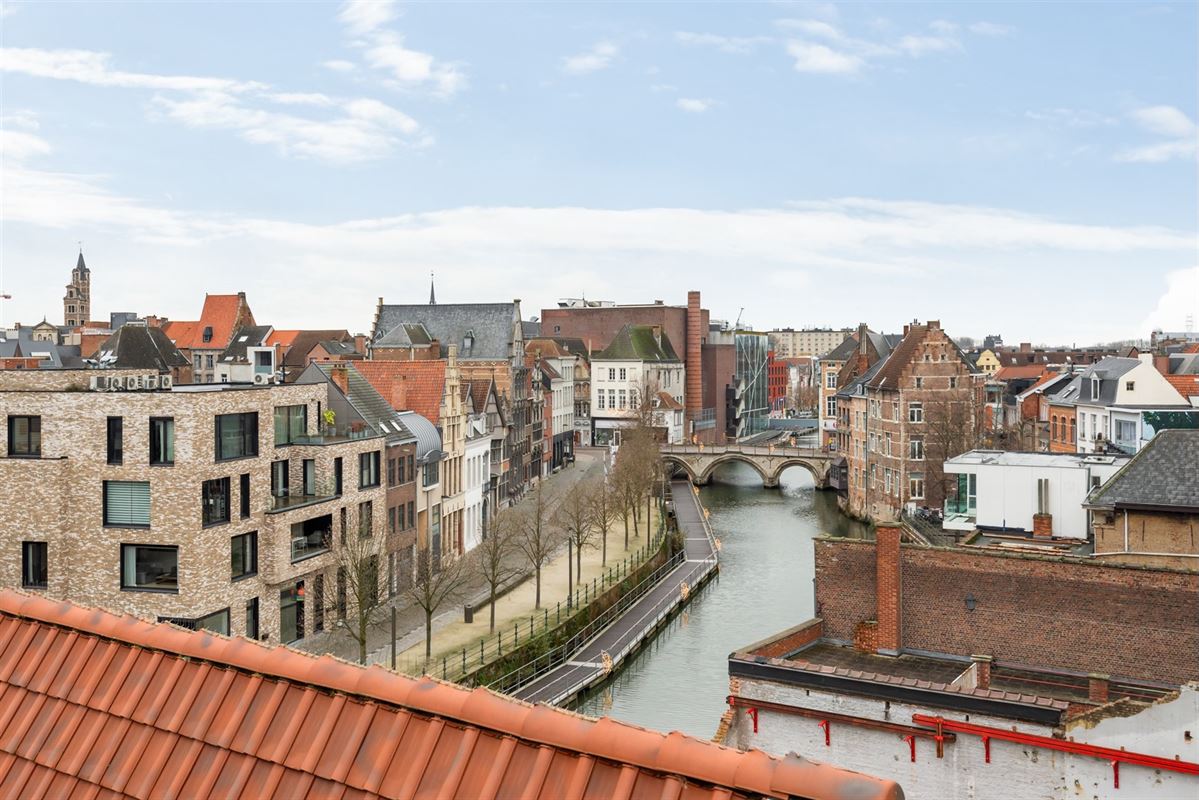 Gemeubeld duplex appartement met autostaanplaats