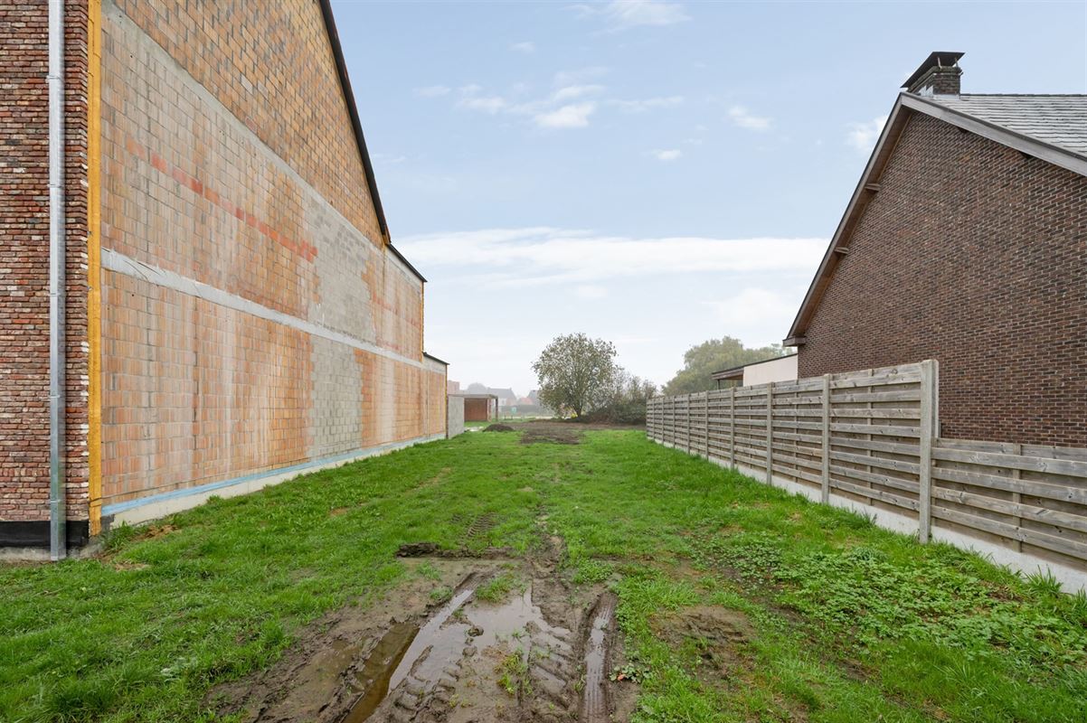 Perceel bouwgrond (650 m2) voor half open bebouwing niet ver van het centrum