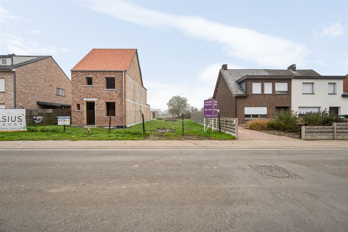 Perceel bouwgrond (650 m2) voor half open bebouwing niet ver van het centrum