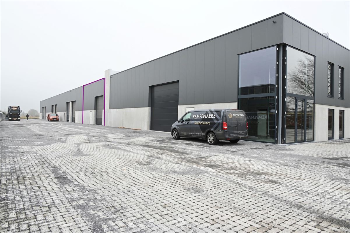 Nieuwe KMO unit/opslagplaats op uitstekende locatie!