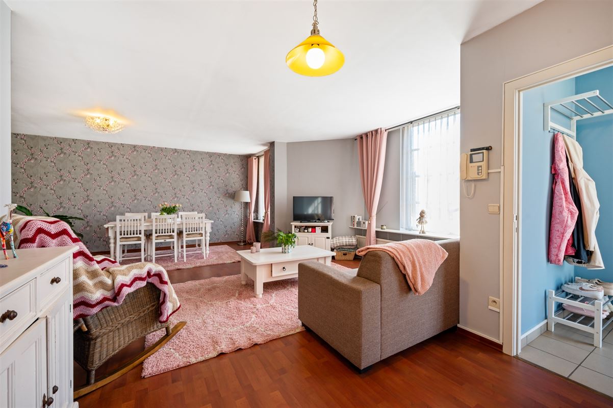 Ruim 2 slaapkamer appartement met 2 overdekte staanplaatsen en grote tuin