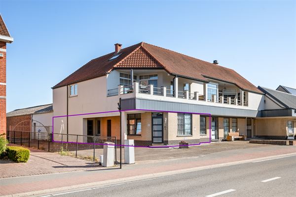 Ruim 2 slaapkamer appartement met 2 overdekte staanplaatsen en grote tuin