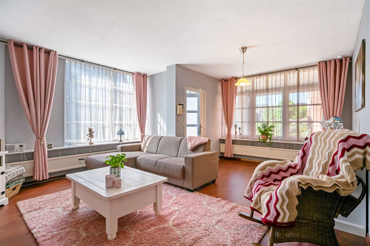 Ruim 2 slaapkamer appartement met 2 overdekte staanplaatsen en grote tuin