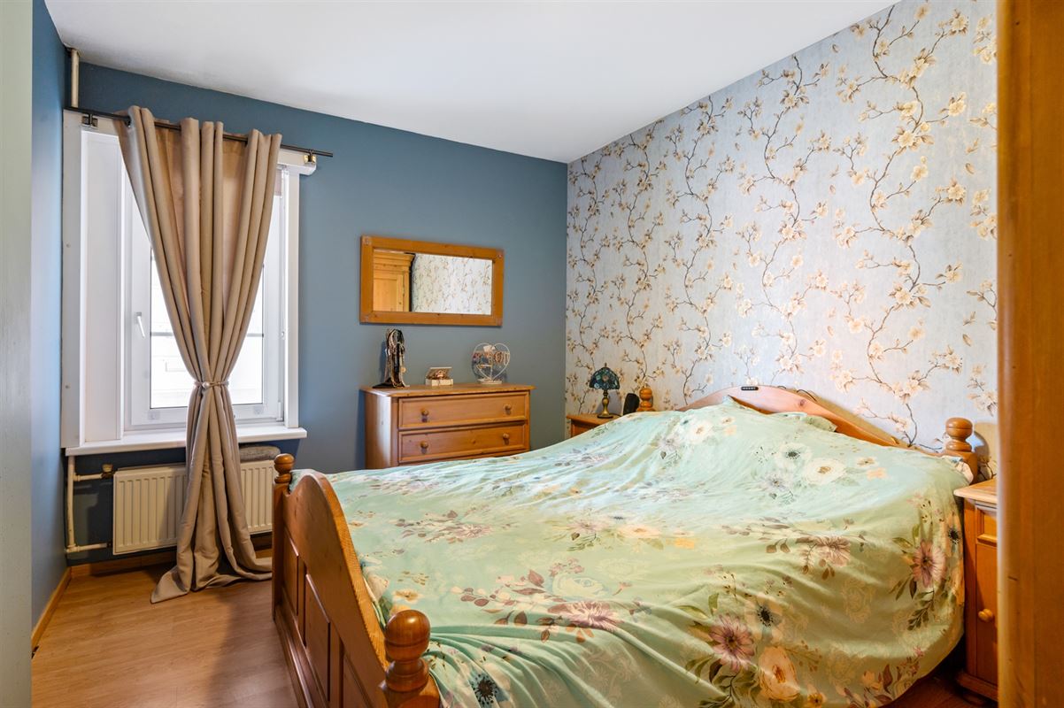 Ruim 2 slaapkamer appartement met 2 overdekte staanplaatsen en grote tuin