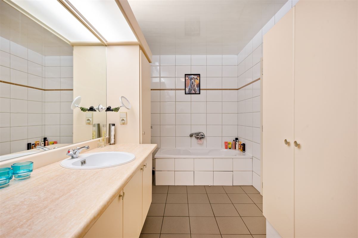 Ruim 2 slaapkamer appartement met 2 overdekte staanplaatsen en grote tuin