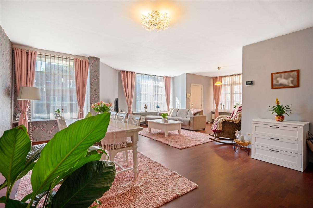 Ruim 2 slaapkamer appartement met 2 overdekte staanplaatsen en grote tuin