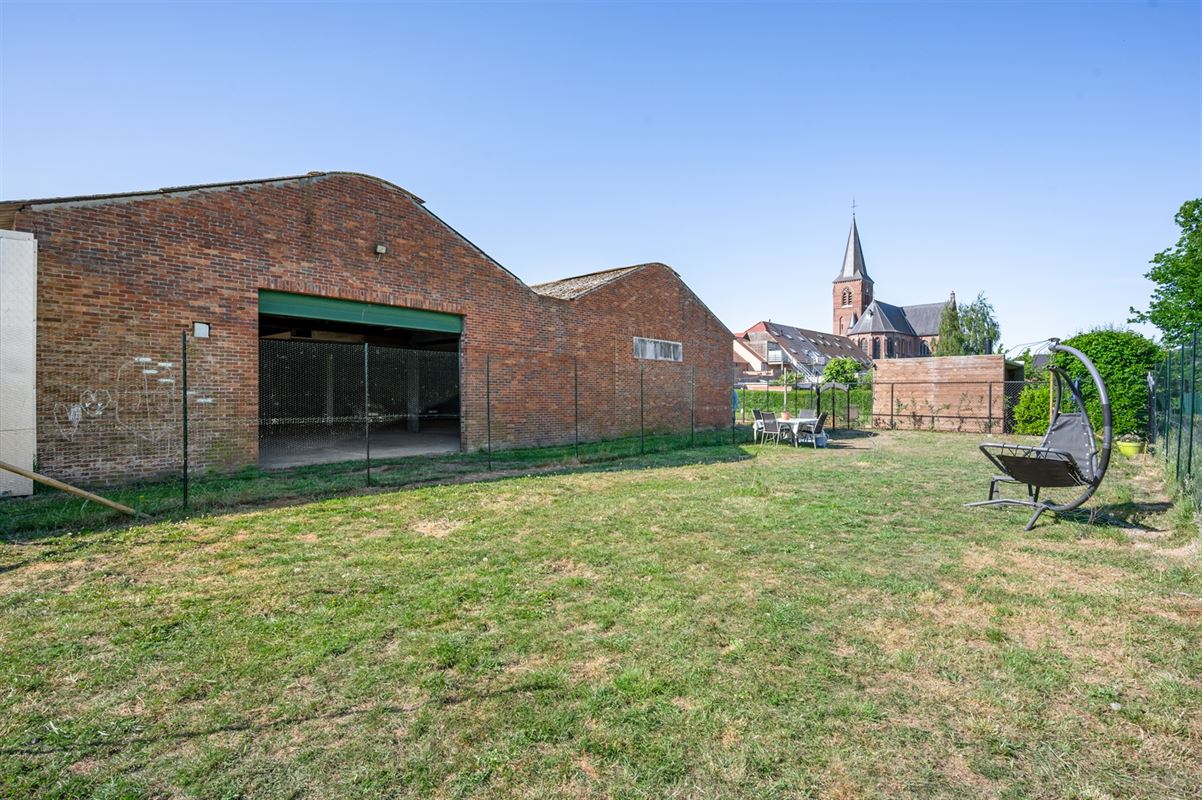 Ruim 2 slaapkamer appartement met 2 overdekte staanplaatsen en grote tuin