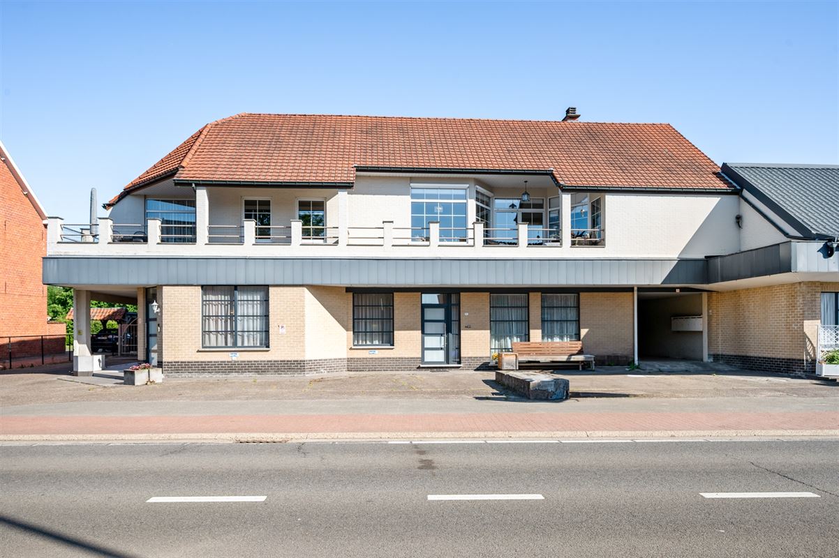 Ruim 2 slaapkamer appartement met 2 overdekte staanplaatsen en grote tuin