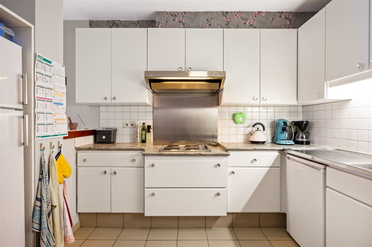 Ruim 2 slaapkamer appartement met 2 overdekte staanplaatsen en grote tuin