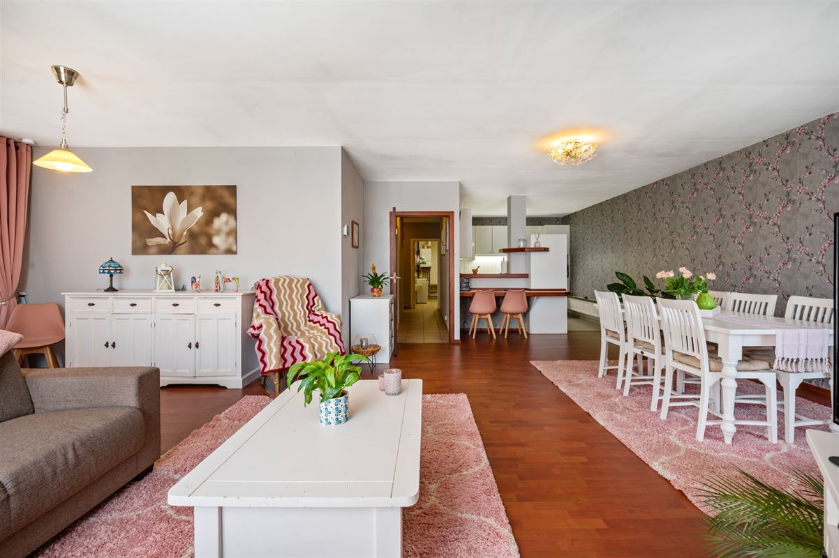 Ruim 2 slaapkamer appartement met 2 overdekte staanplaatsen en grote tuin