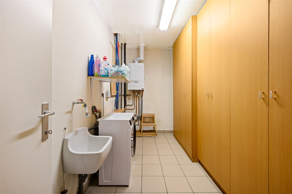 Ruim 2 slaapkamer appartement met 2 overdekte staanplaatsen en grote tuin