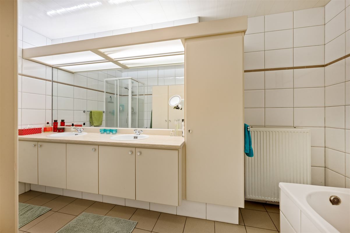 Ruim 2 slaapkamer appartement met 2 overdekte staanplaatsen en grote tuin