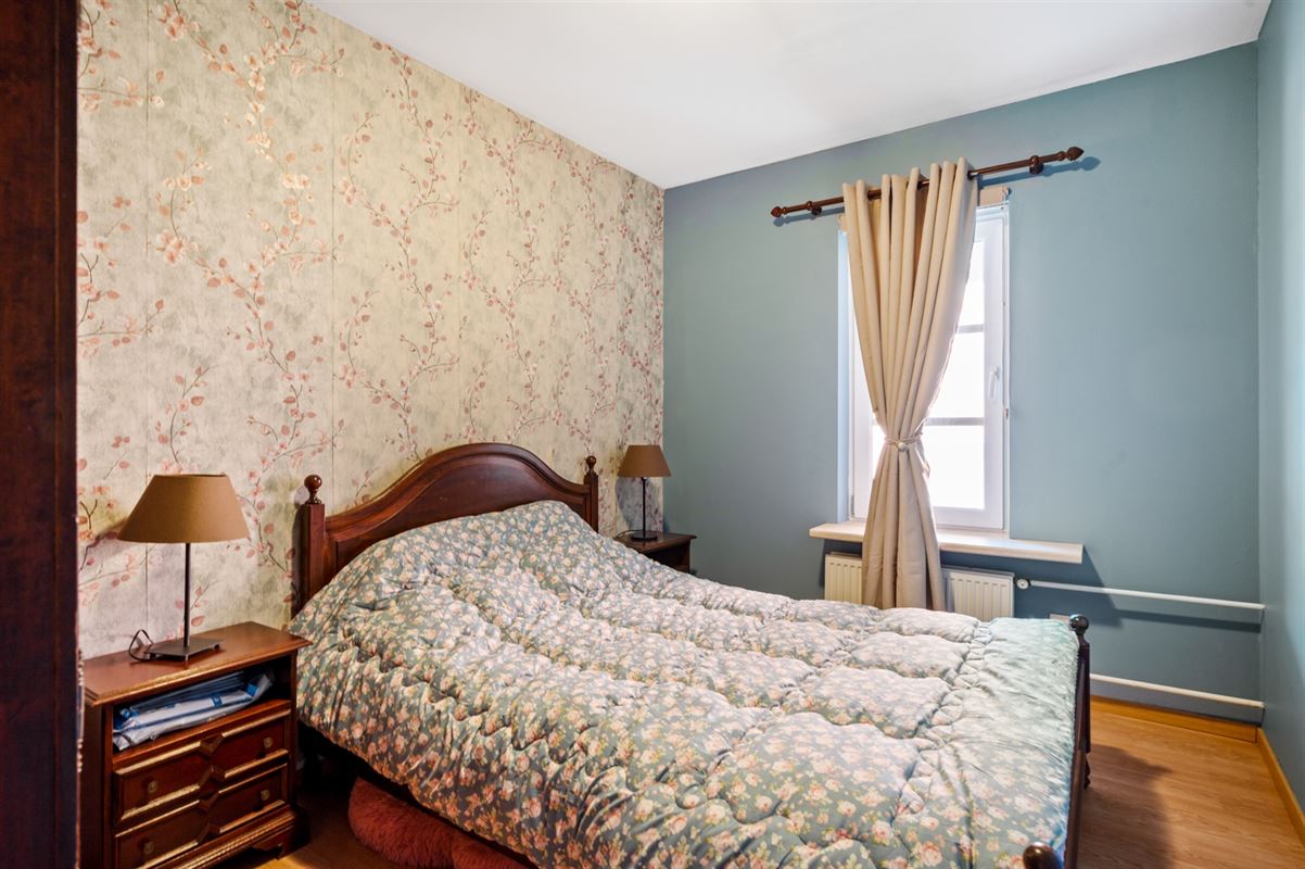 Ruim 2 slaapkamer appartement met 2 overdekte staanplaatsen en grote tuin