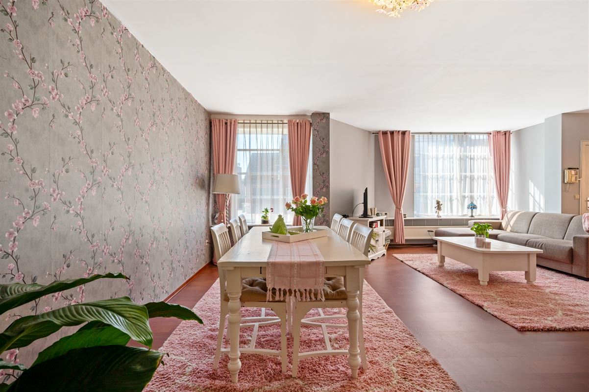 Ruim 2 slaapkamer appartement met 2 overdekte staanplaatsen en grote tuin