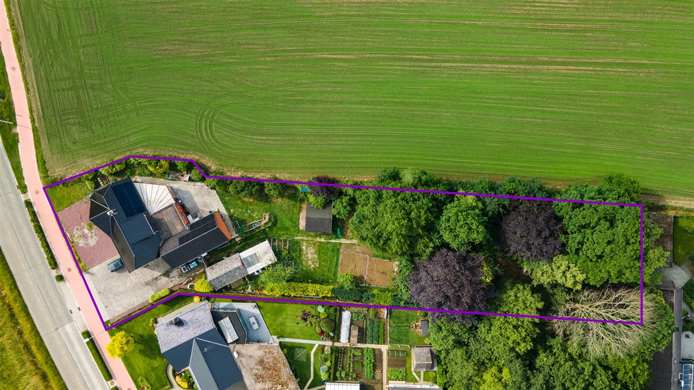 Zeer ruime open bebouwing op een perceel van 2185 m2