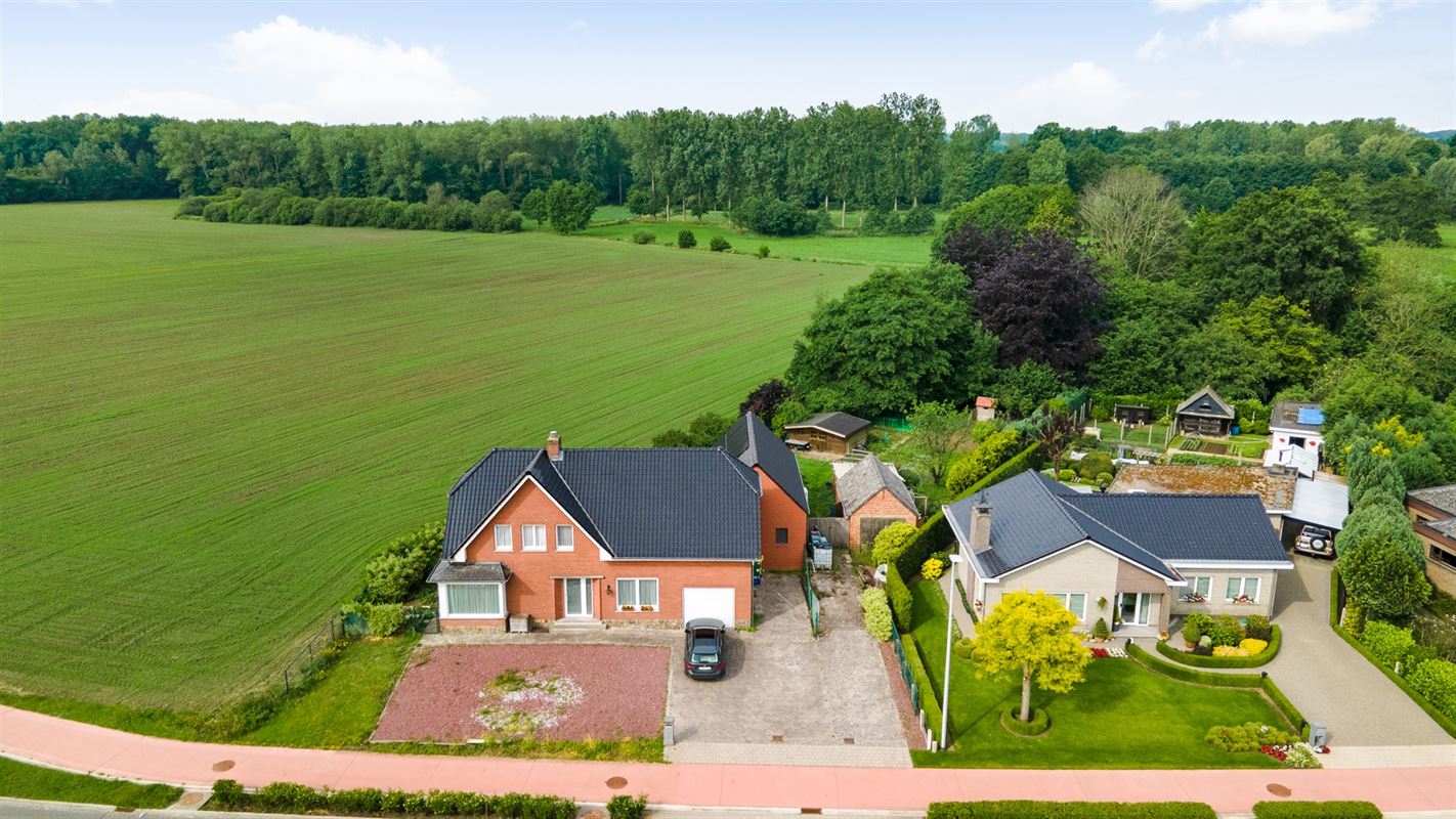 Zeer ruime open bebouwing op een perceel van 2185 m2