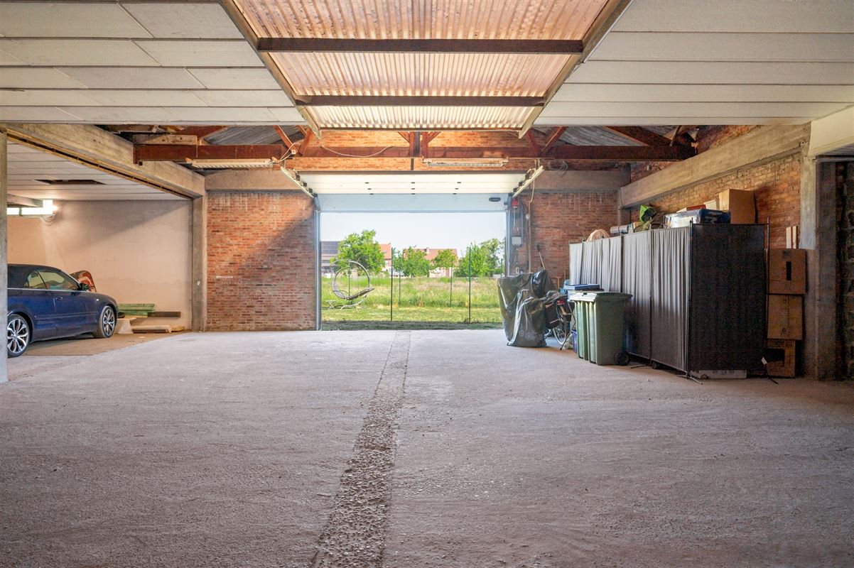 Ruim 2 slaapkamer appartement met 2 overdekte staanplaatsen en grote tuin