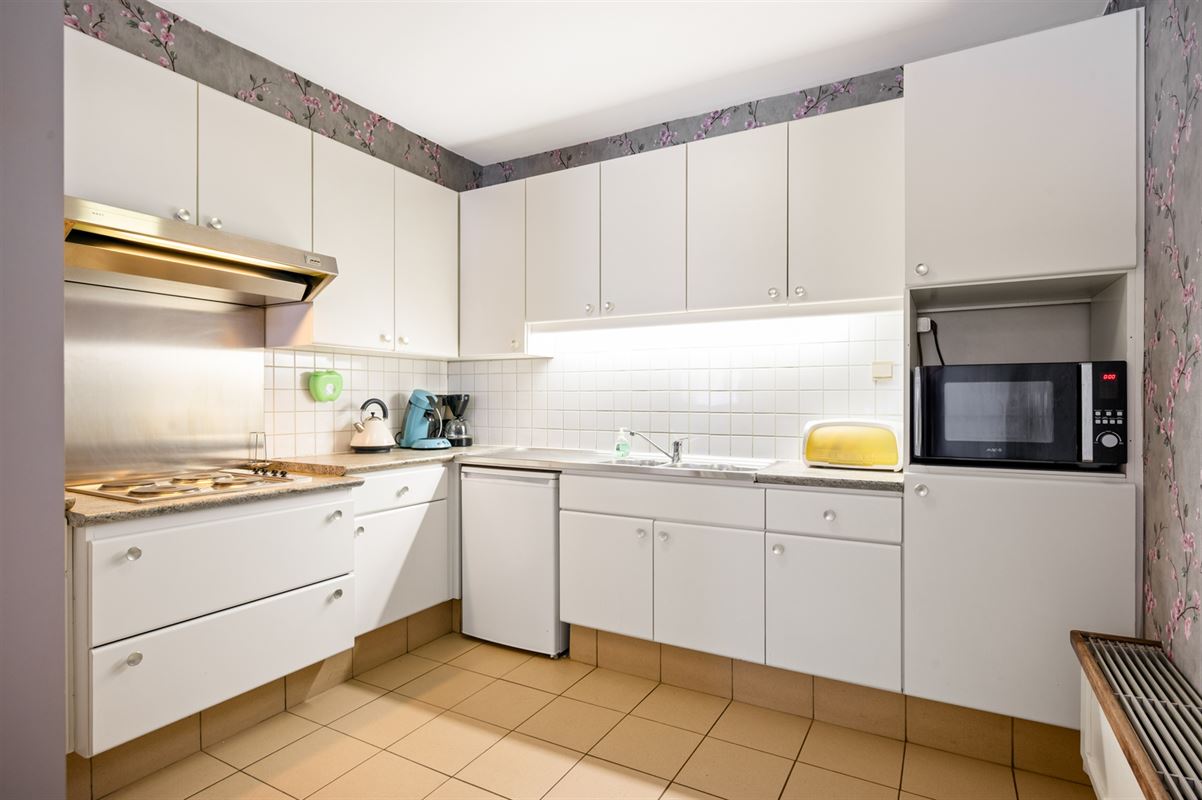 Ruim 2 slaapkamer appartement met 2 overdekte staanplaatsen en grote tuin