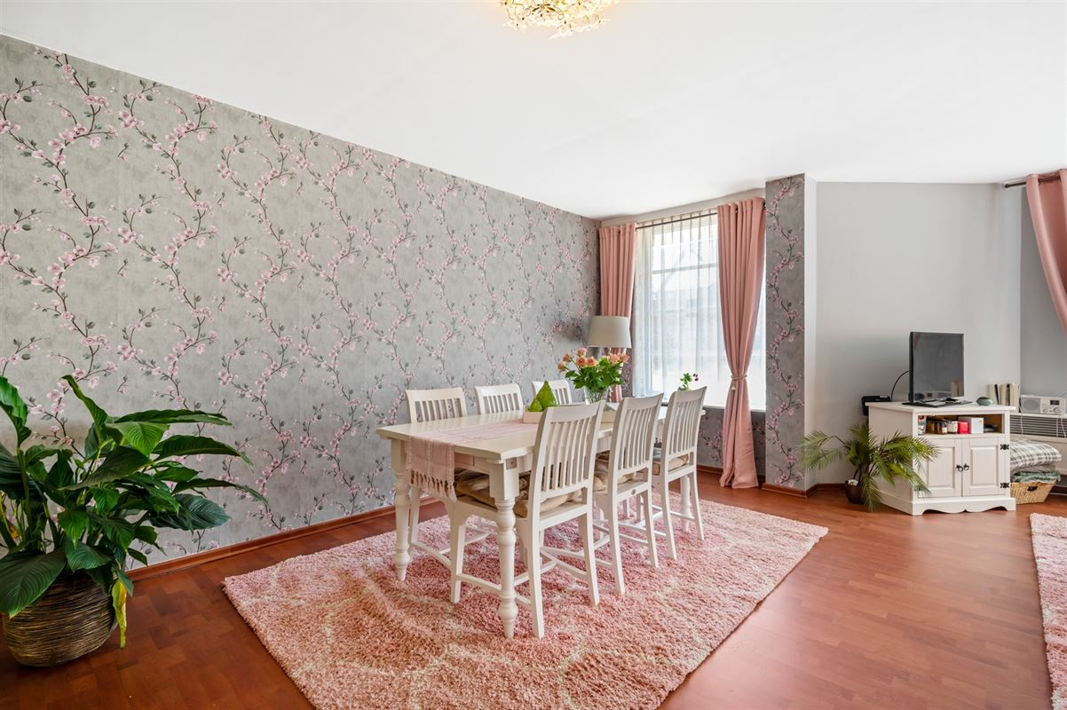 Ruim 2 slaapkamer appartement met 2 overdekte staanplaatsen en grote tuin