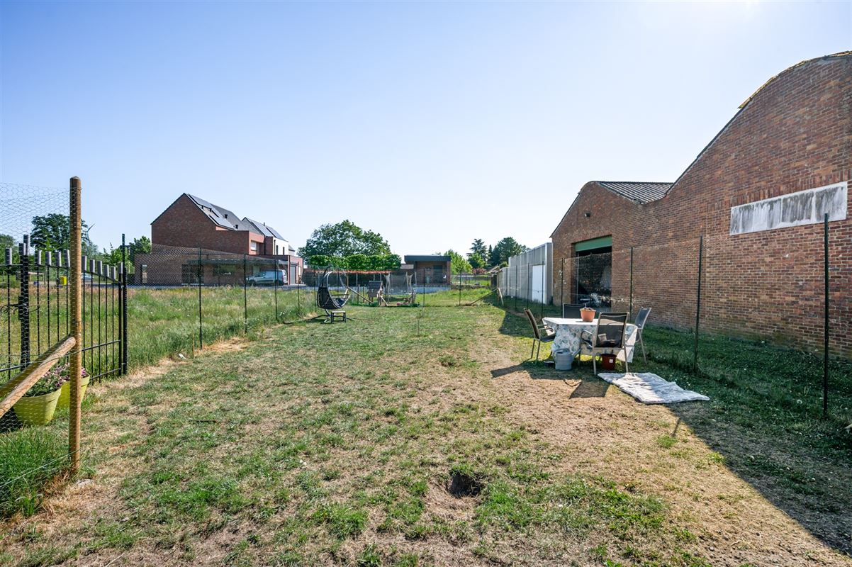 Ruim 2 slaapkamer appartement met 2 overdekte staanplaatsen en grote tuin