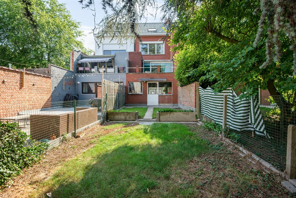 Goed gesitueerde bel-étage met zonnige tuin