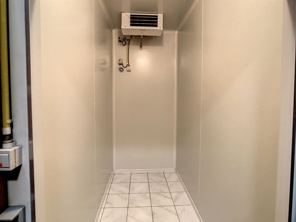 BUREAU AVEC CUISINE ET WC