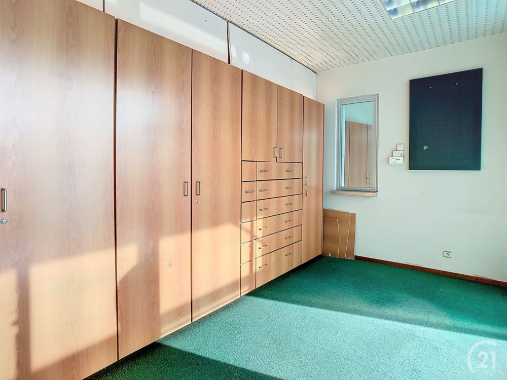 MAISON DE COMMERCE + APPARTEMENT IDEALEMENT SITUEE